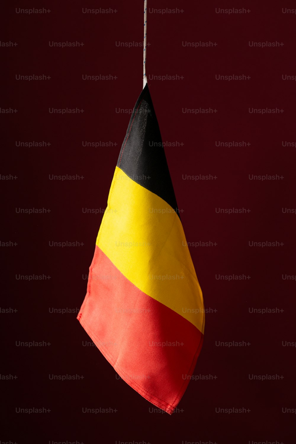 Un drapeau rouge et jaune