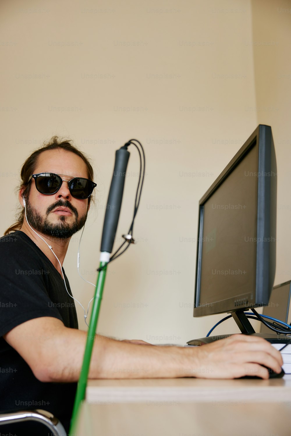 Un uomo seduto a una scrivania davanti a un computer