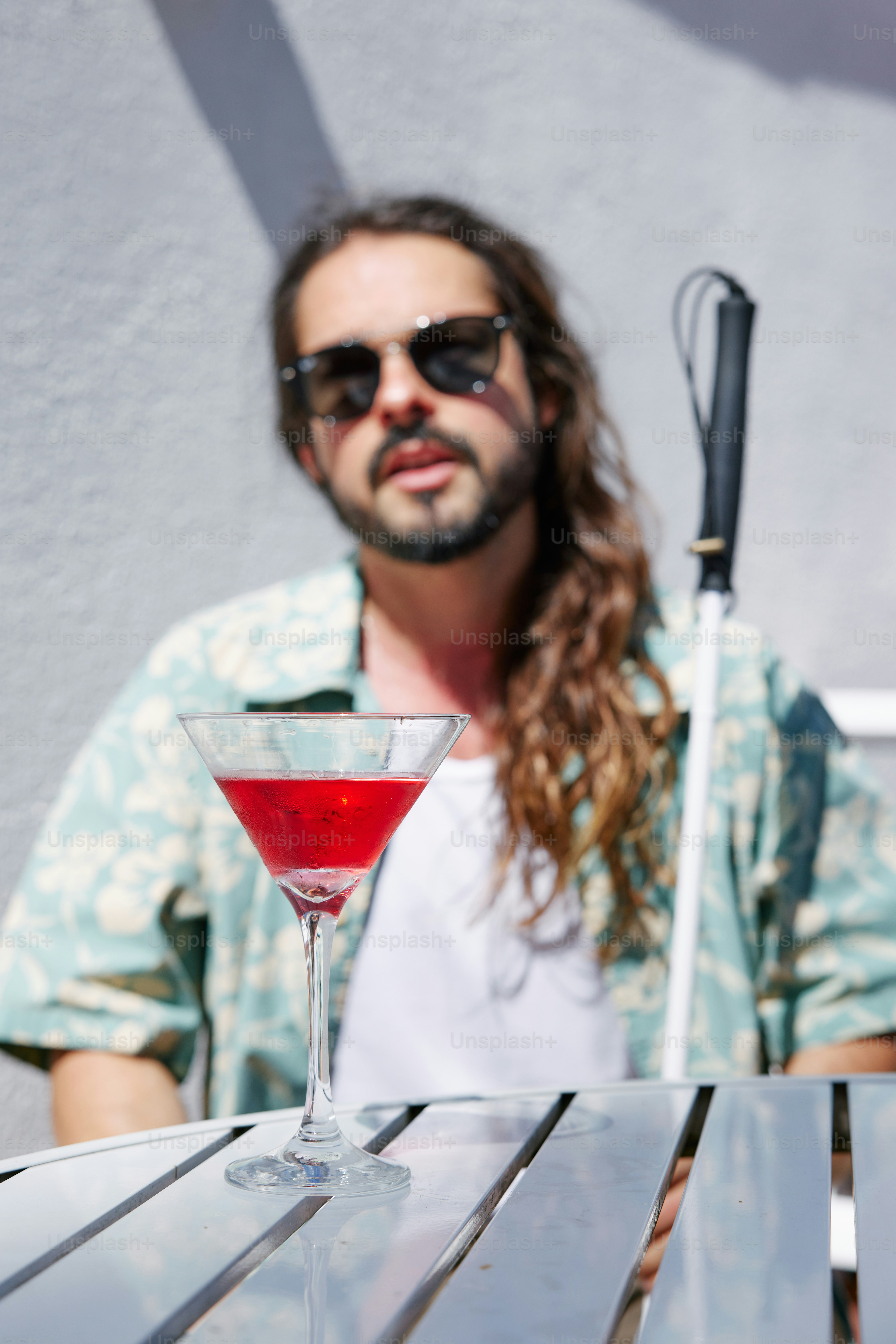 テーブル席に座り、飲み物を前にした男