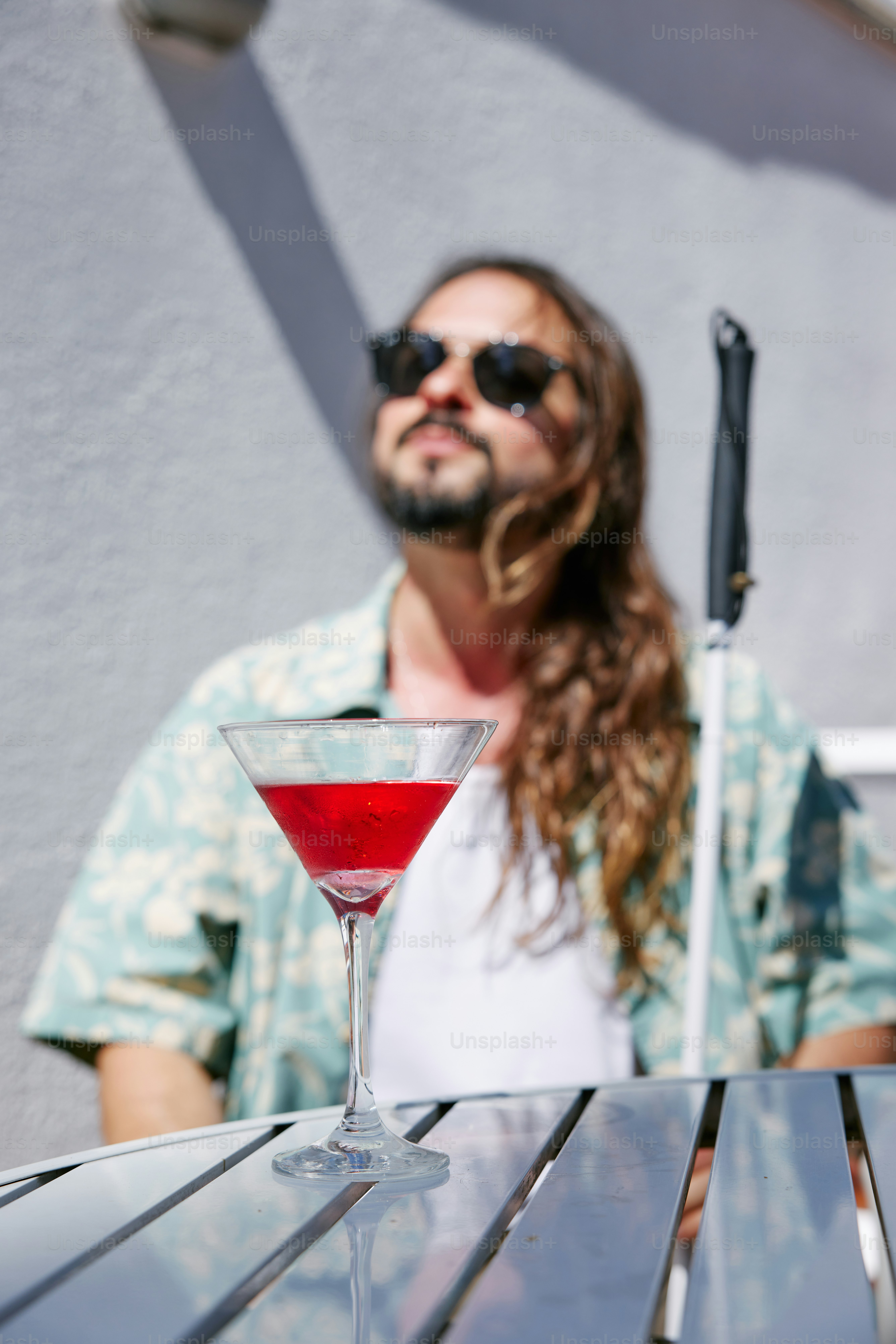 テーブル席に座り、飲み物を前にした男