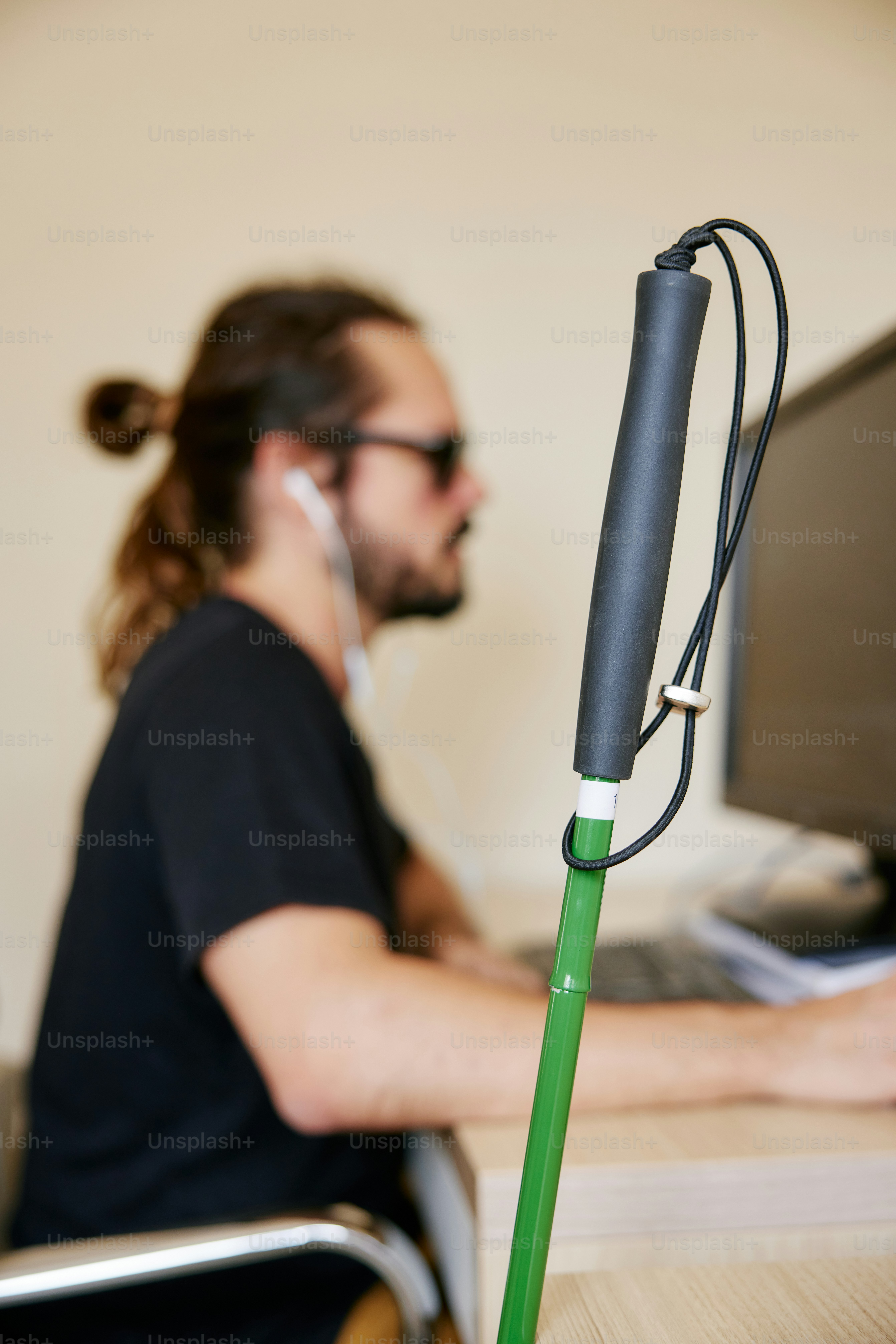 A man sitting in front of a computer with headphones on photo – Guide ...
