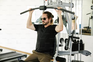 Un hombre haciendo una dominada en una máquina de gimnasio