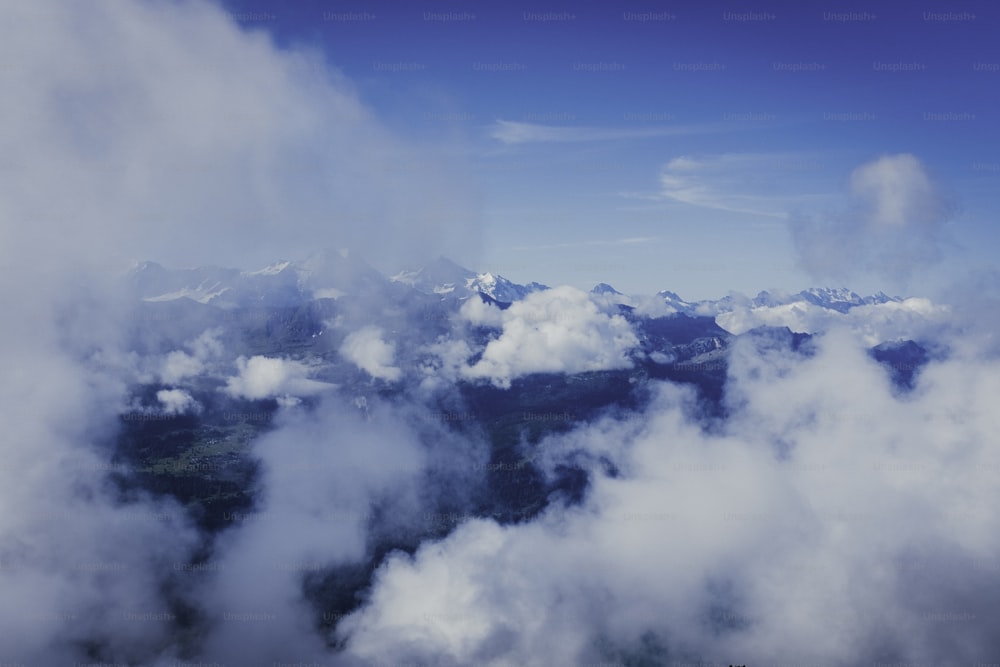 空に浮かぶ雲