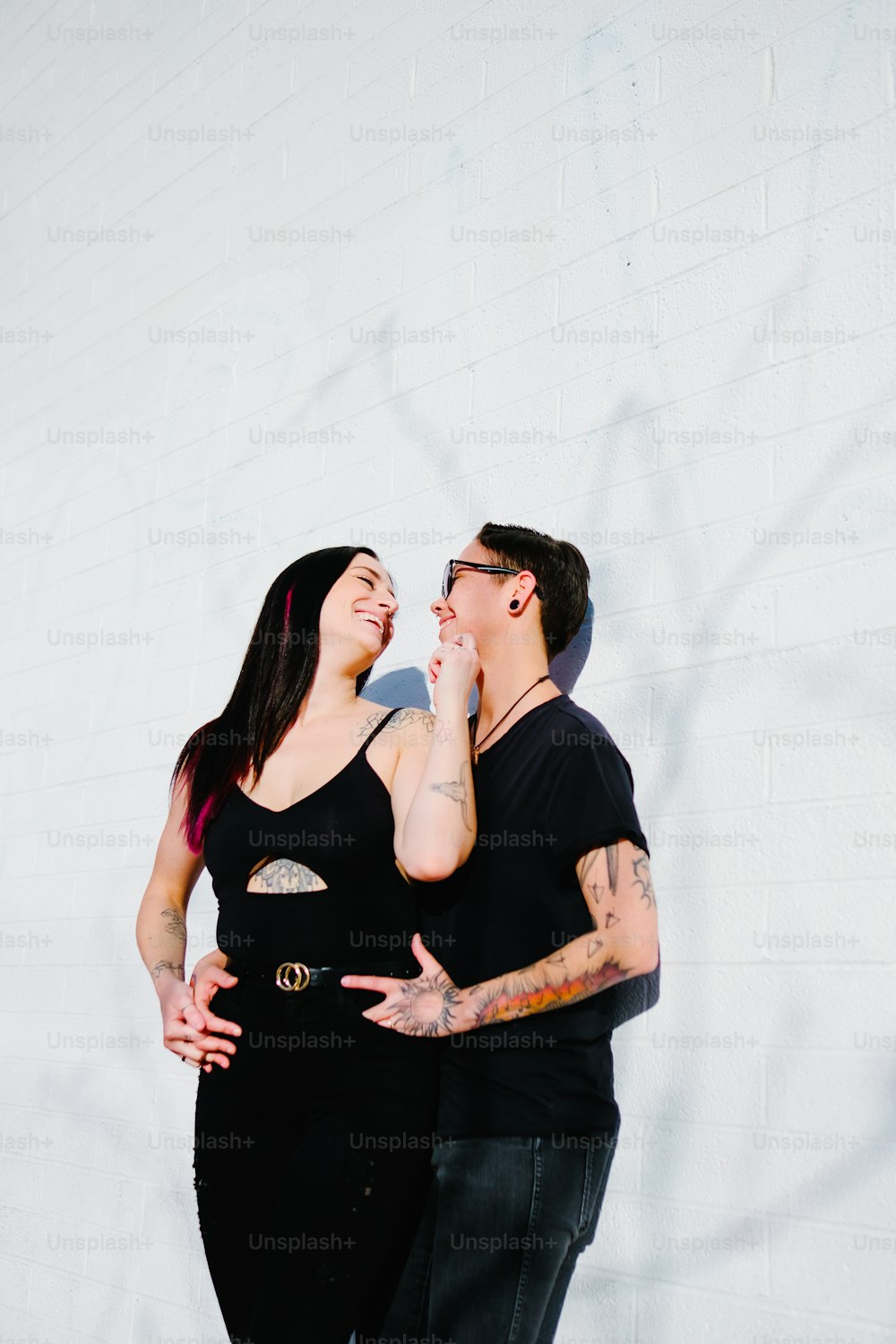 Un hombre y una mujer posando para una foto