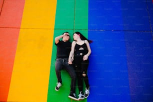 Ein Mann und eine Frau posieren vor einer Flagge