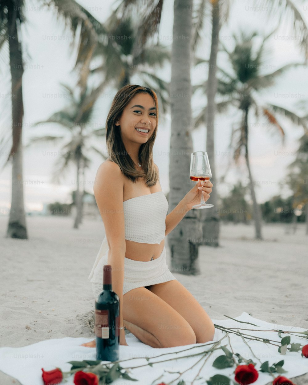 Une femme tenant un verre de vin