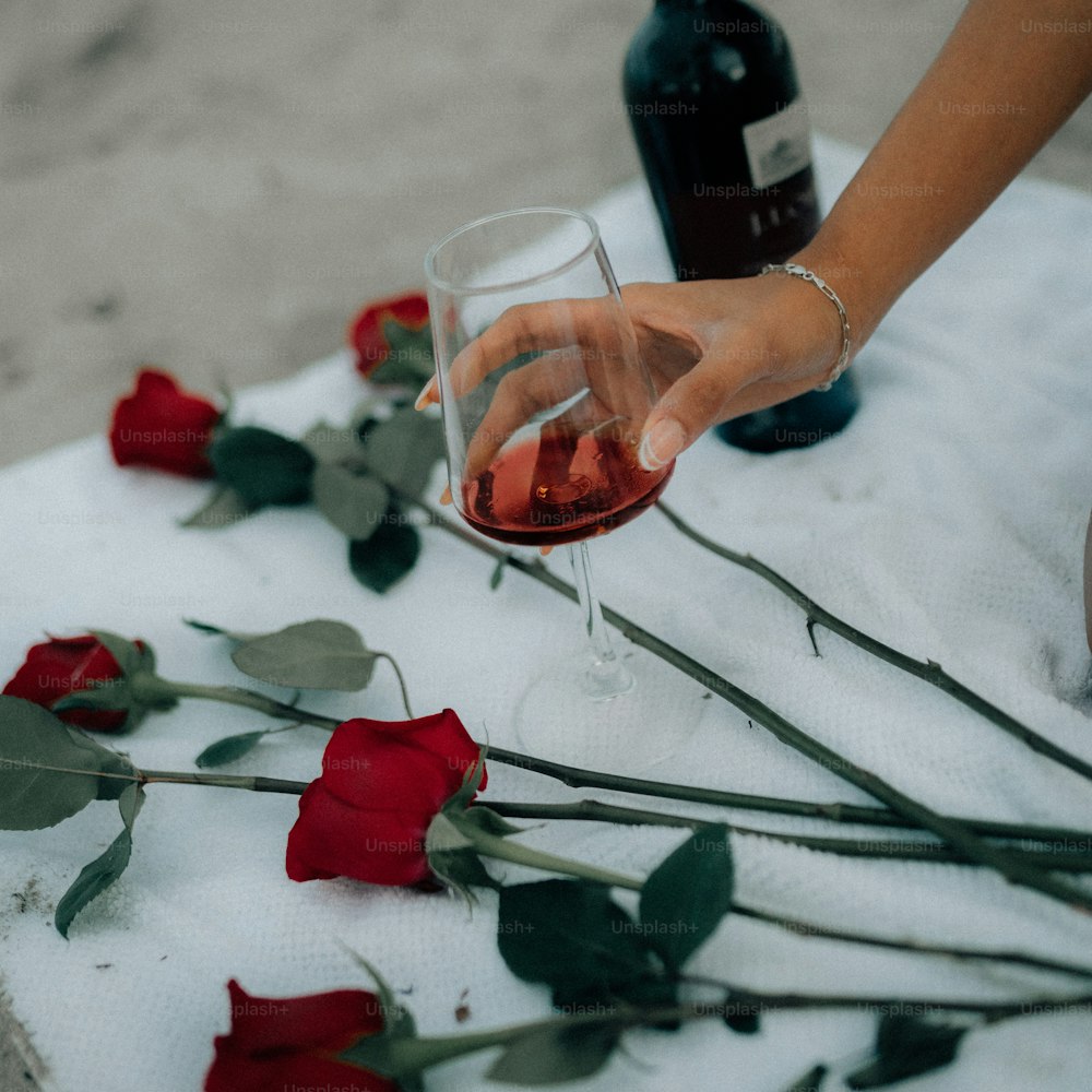 una persona sosteniendo una copa de vino