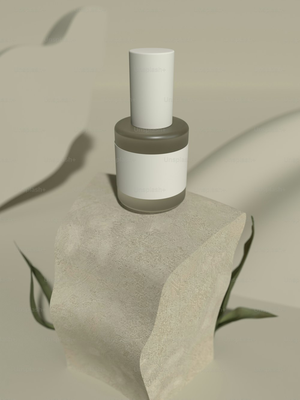 un oggetto cilindrico bianco con un cappuccio bianco su una superficie bianca