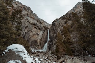 una cascata nel mezzo di una zona rocciosa