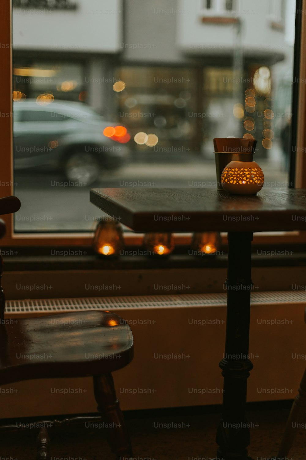 una mesa con velas