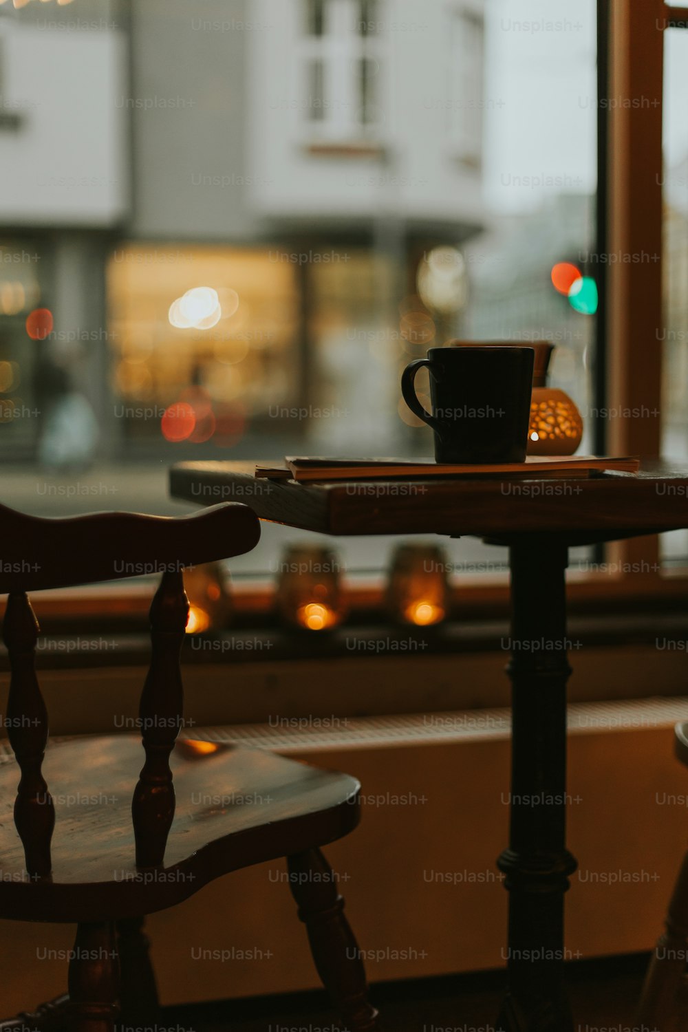 eine Kaffeetasse auf einem Tisch