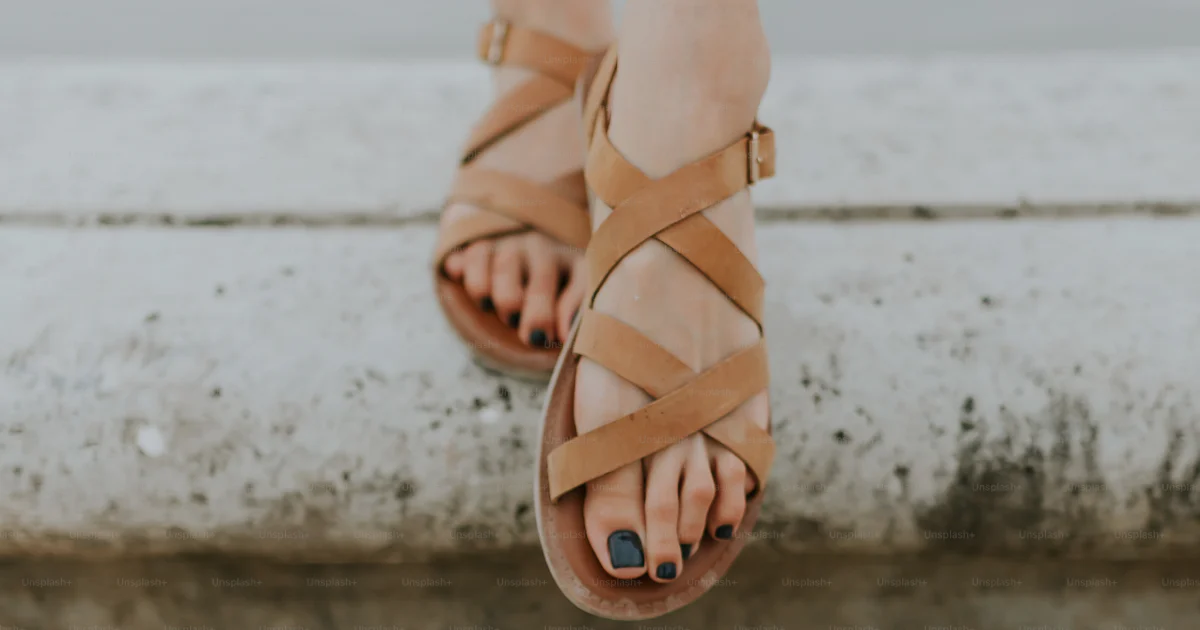 Foto Los Pies De Una Mujer Con Sandalias Y Un Vestido Sandalia Imagen foto-los-pies-de-una-mujer-con-sandalias-y-un-vestido-sandalia-imagen