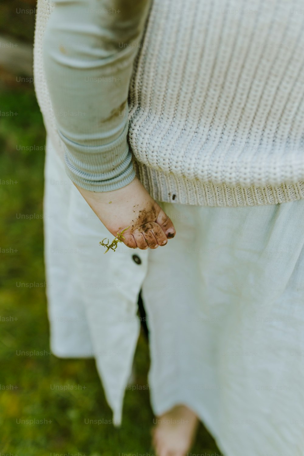 eine Nahaufnahme einer Person, die eine Blume hält