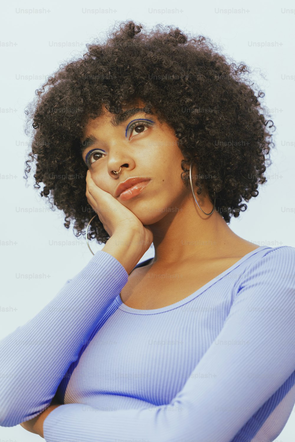 una persona con cabello rizado