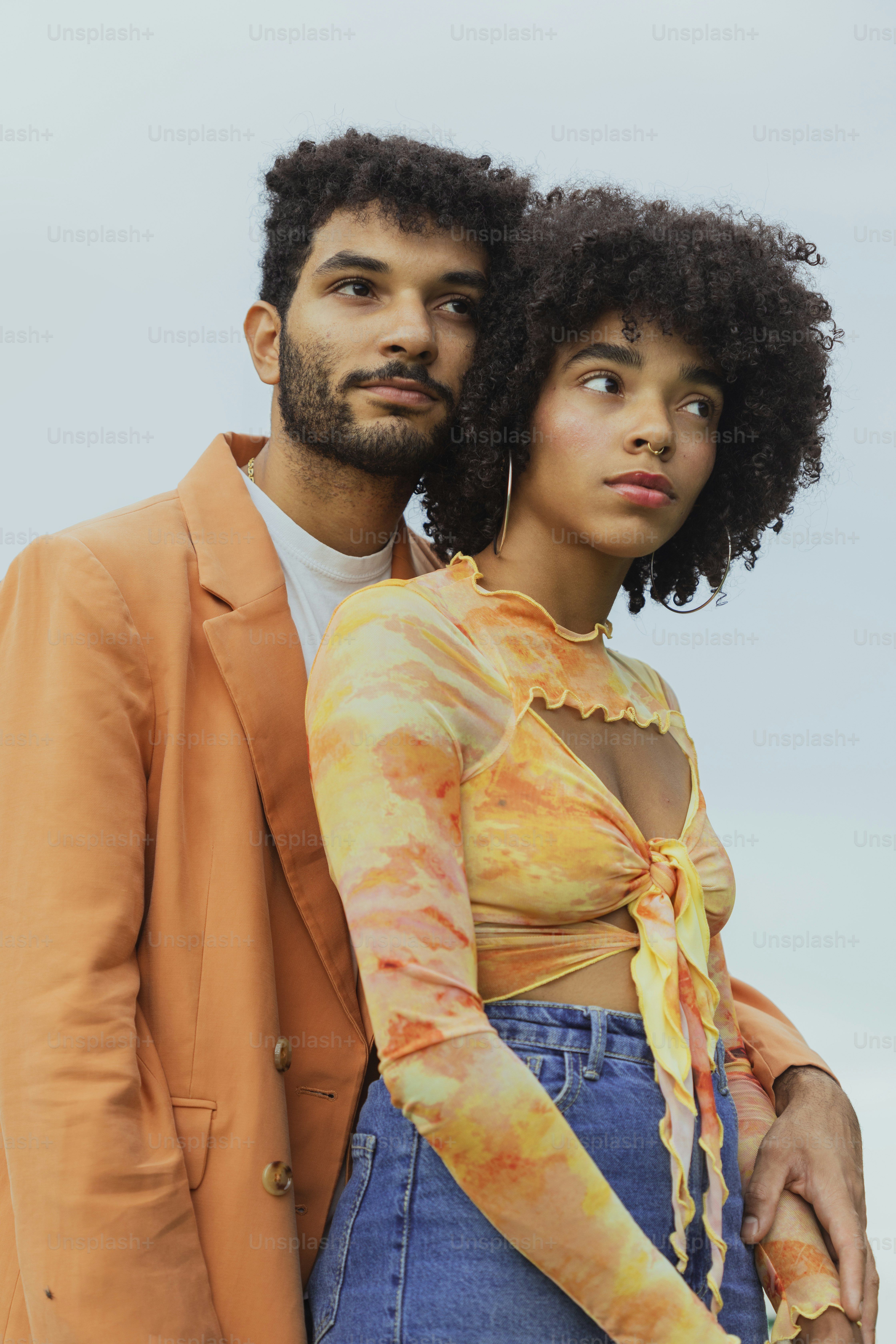 Ein Mann und eine Frau posieren für ein Foto