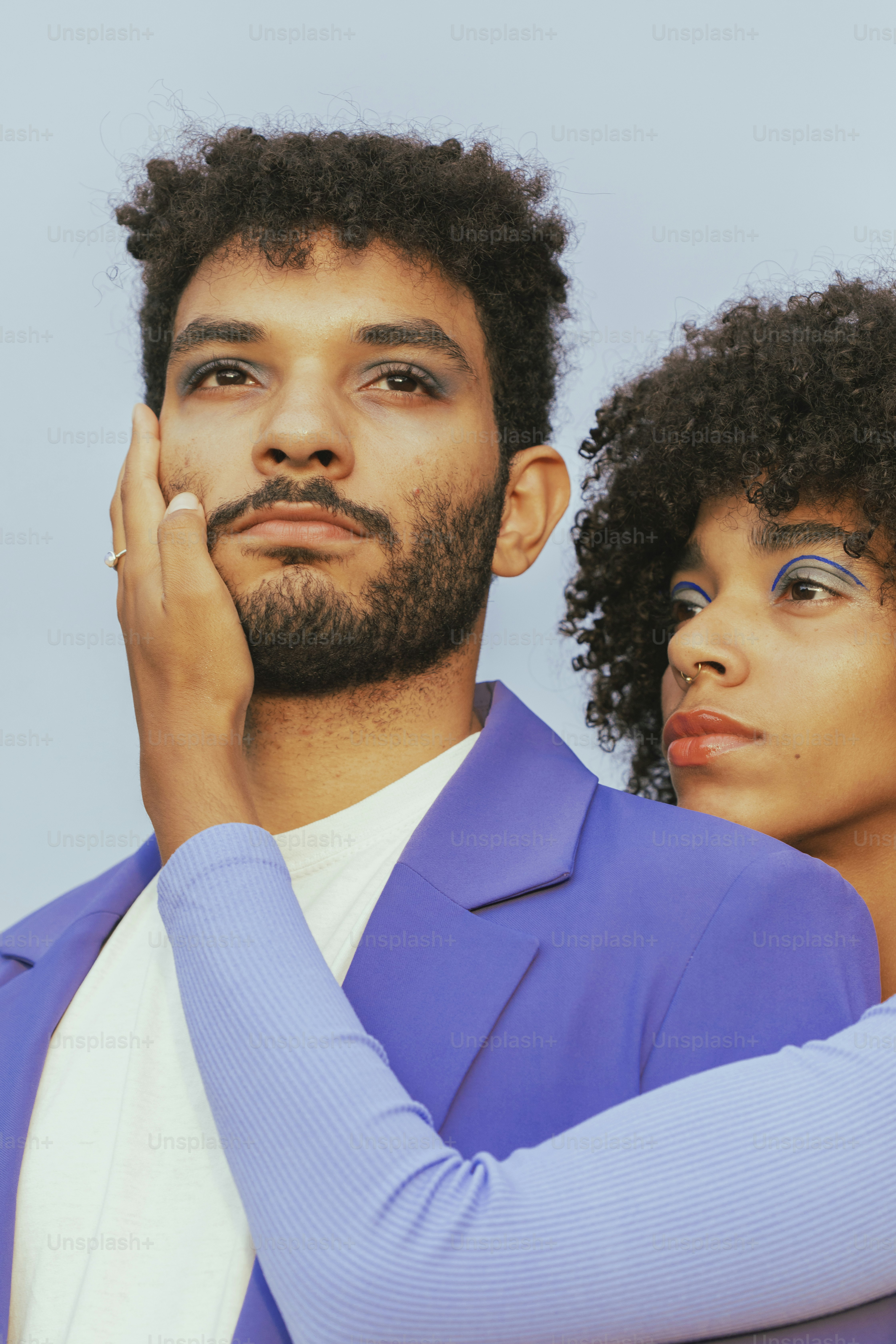 Ein Mann und eine Frau posieren für ein Foto