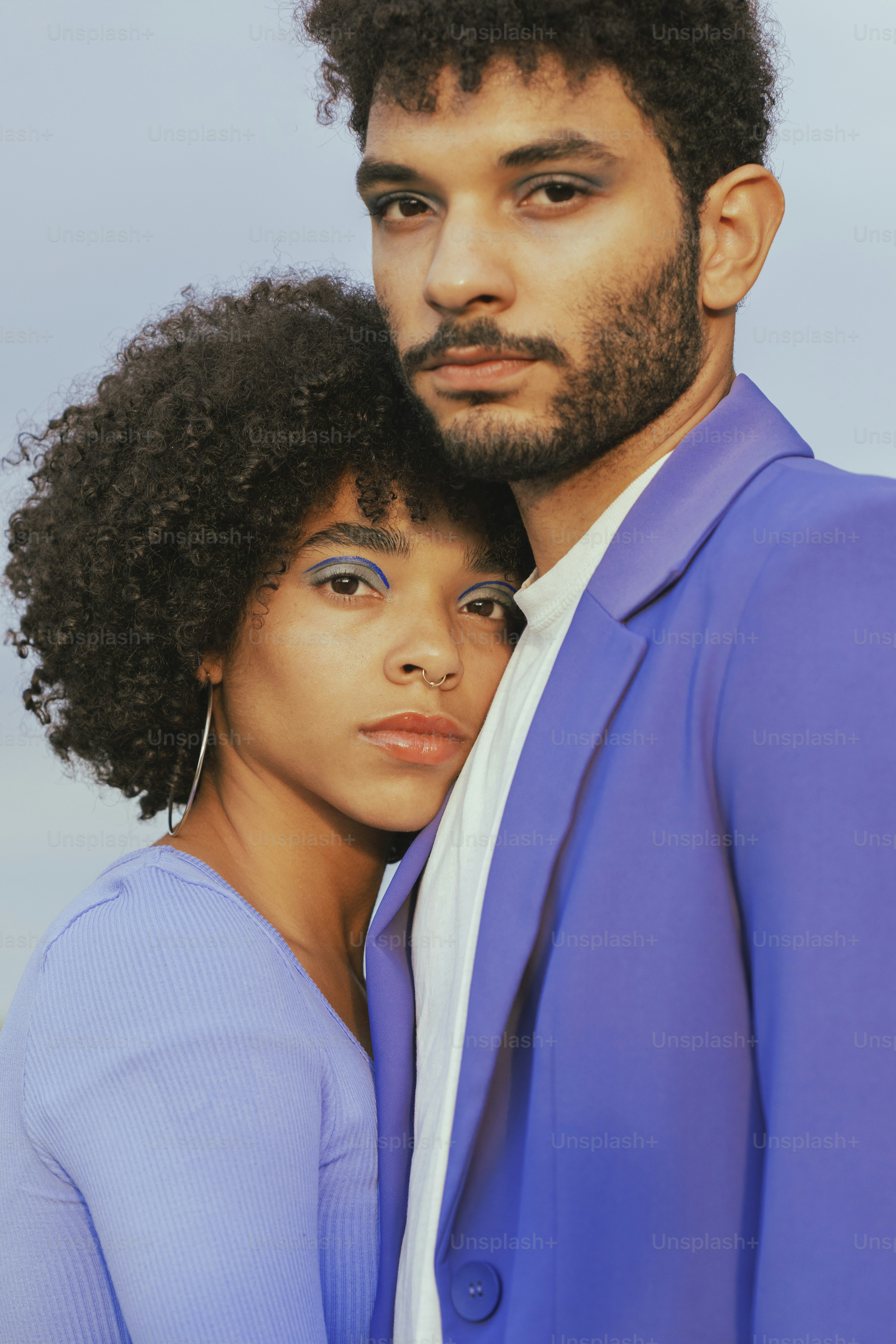 Ein Mann und eine Frau posieren für ein Foto