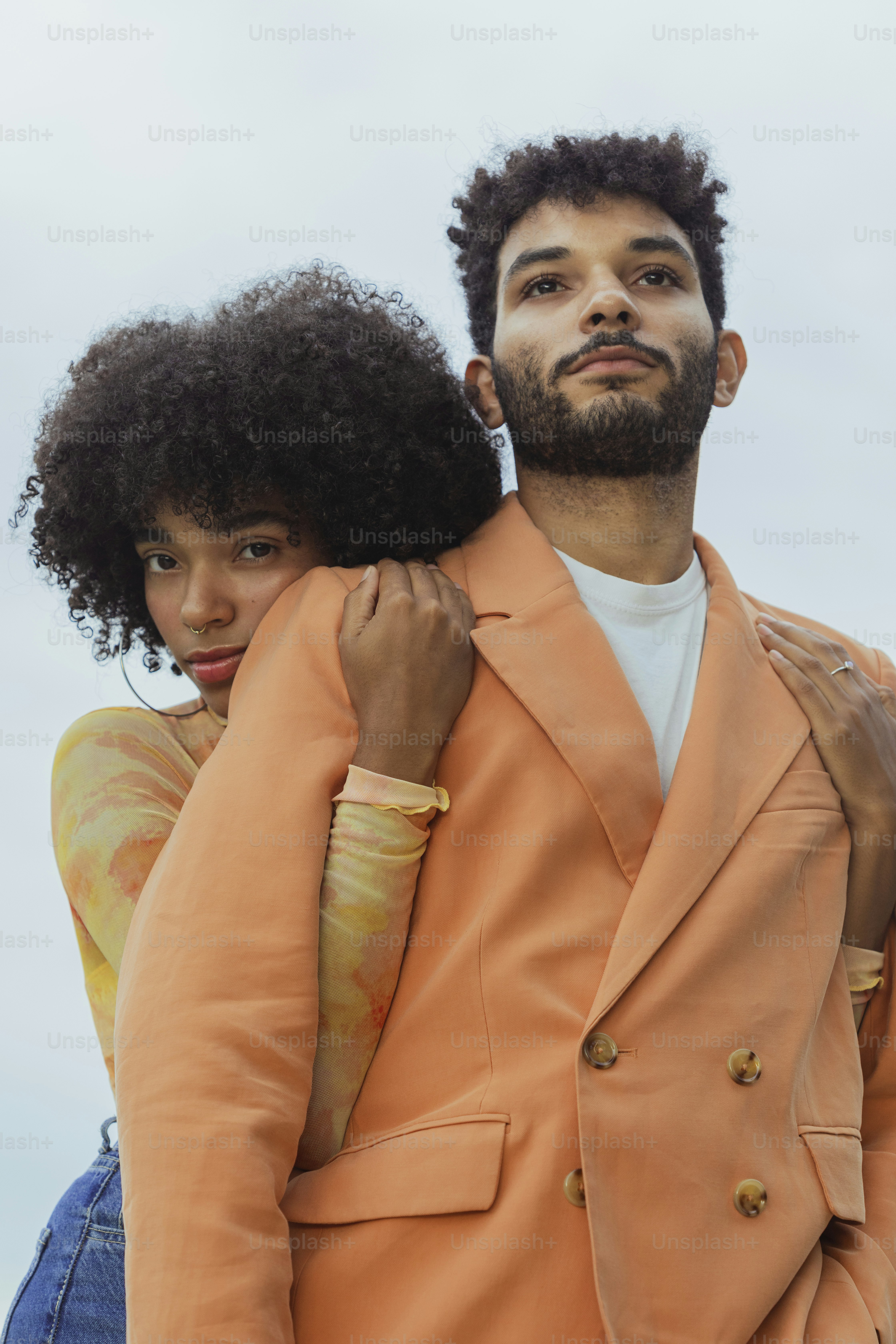 Ein Mann und eine Frau posieren für ein Foto