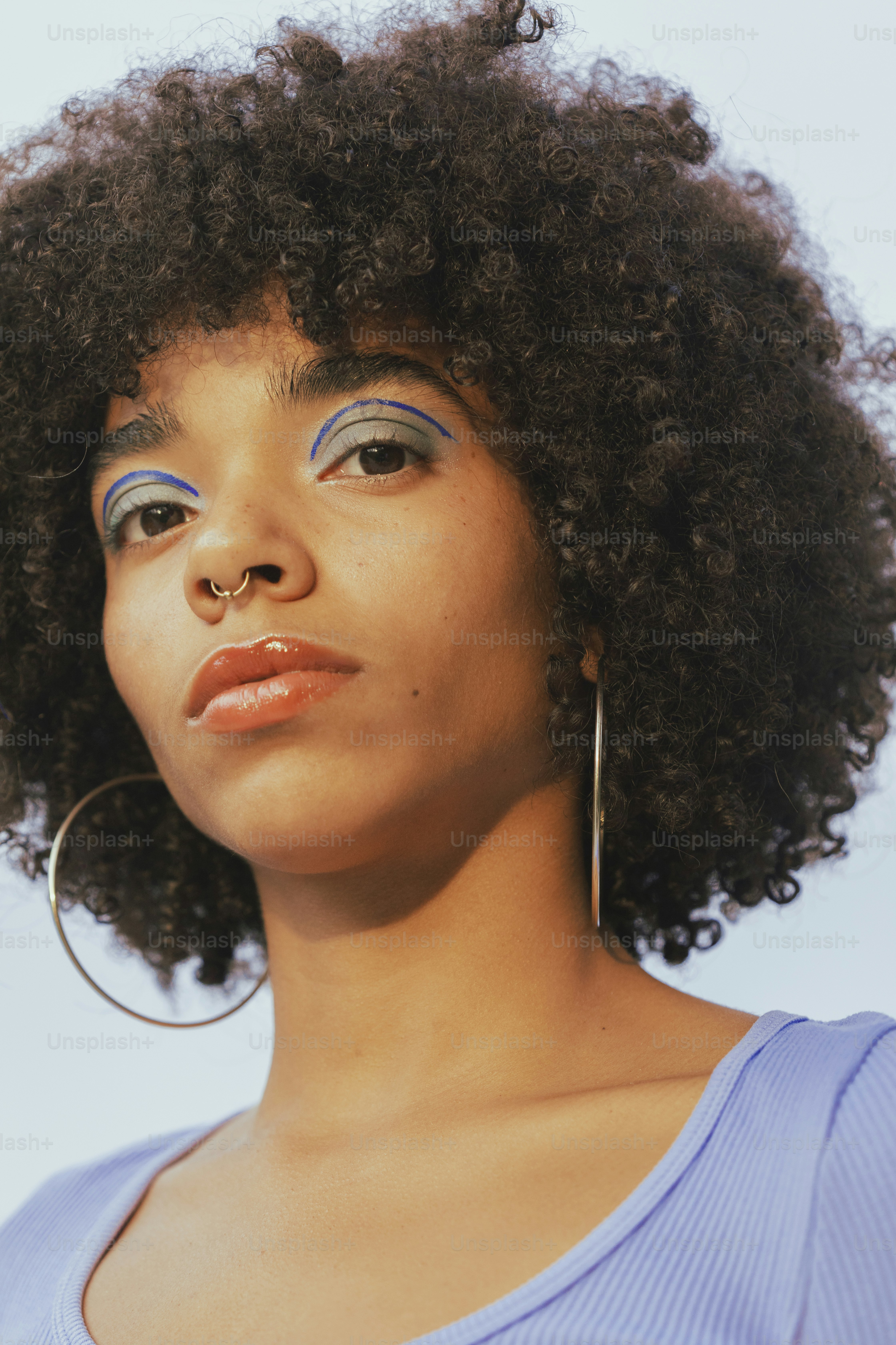 eine Person mit lockigem Haar