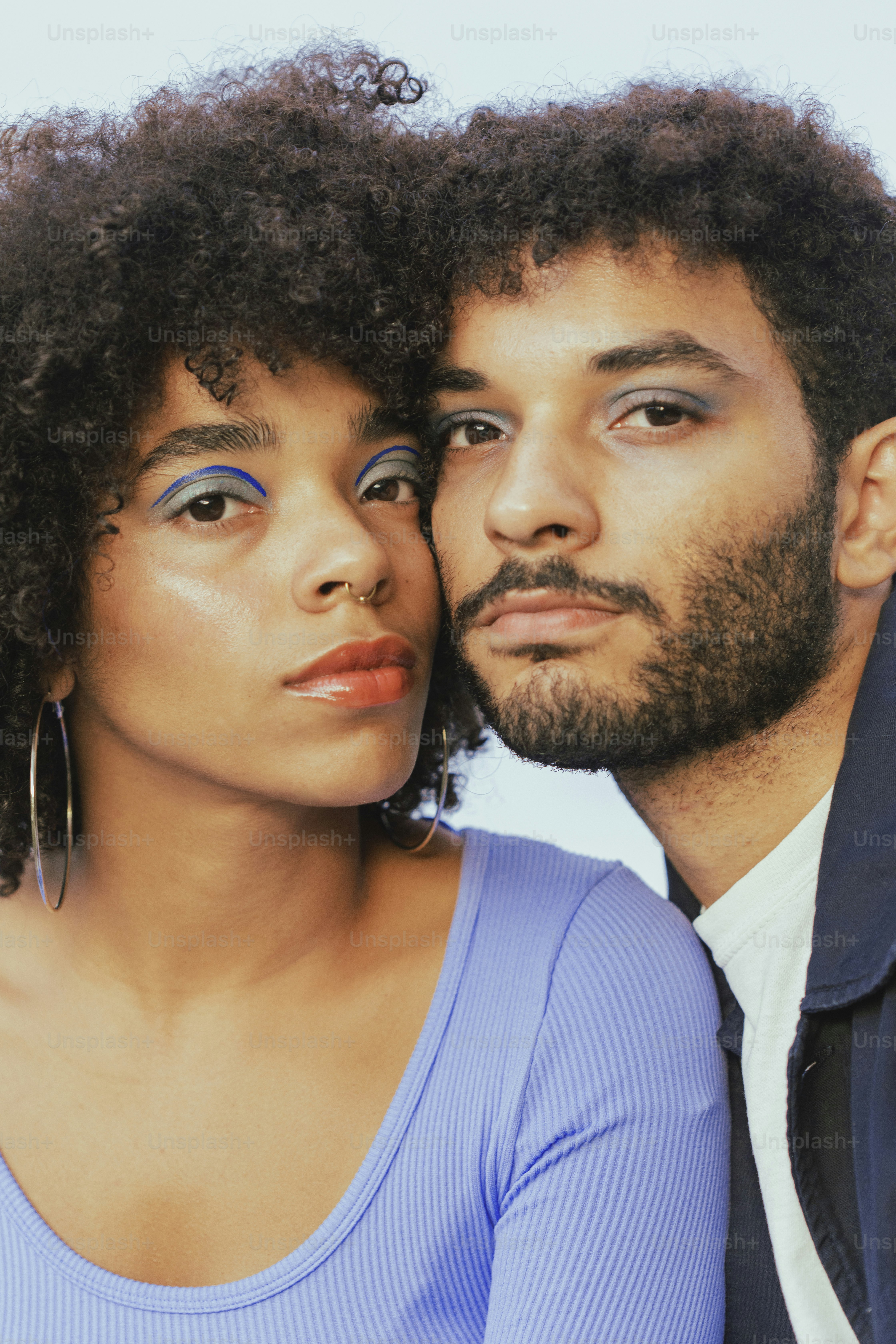 Ein Mann und eine Frau, die ein Selfie machen