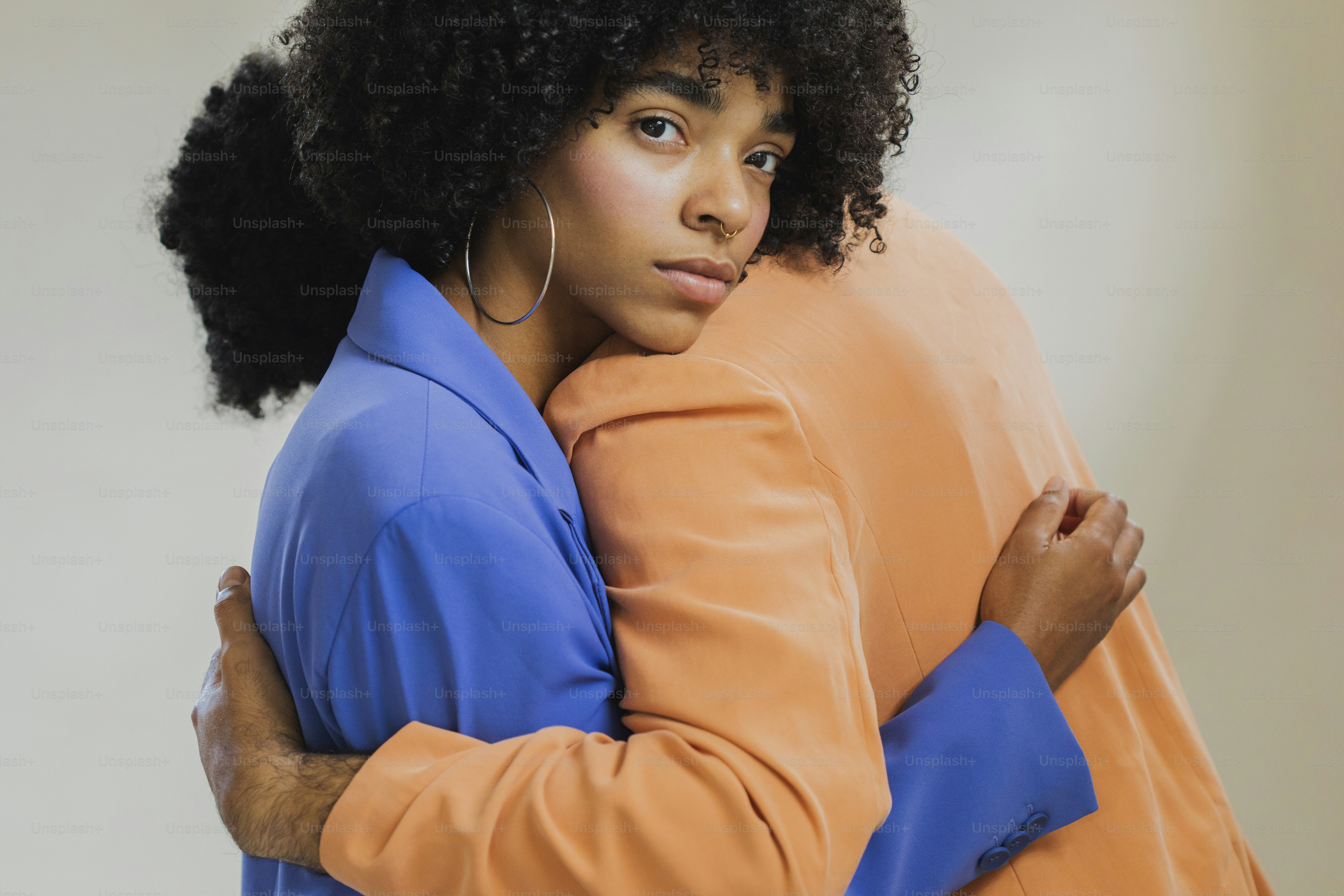 eine Person mit verschränkten Armen