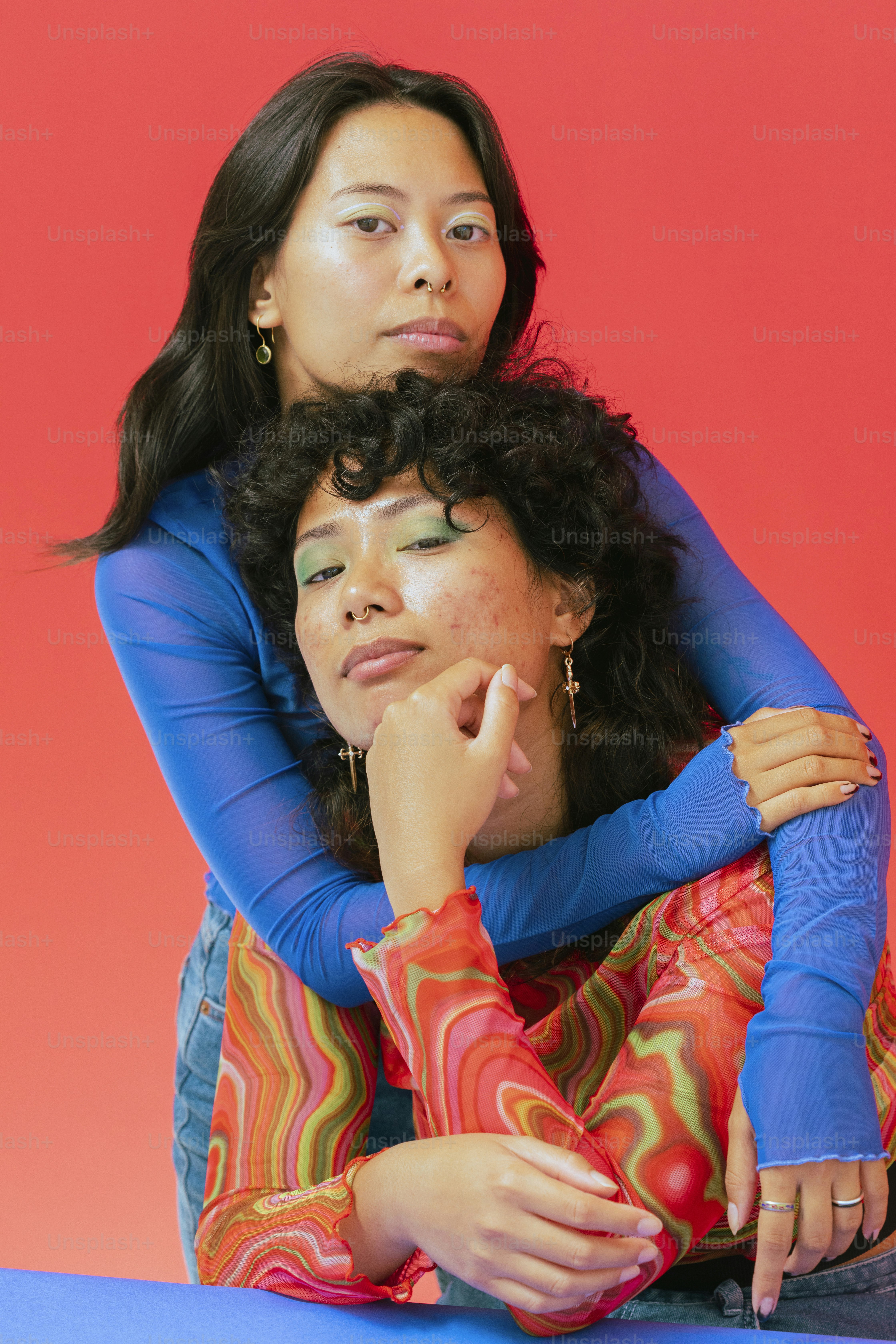 une femme tenant un enfant