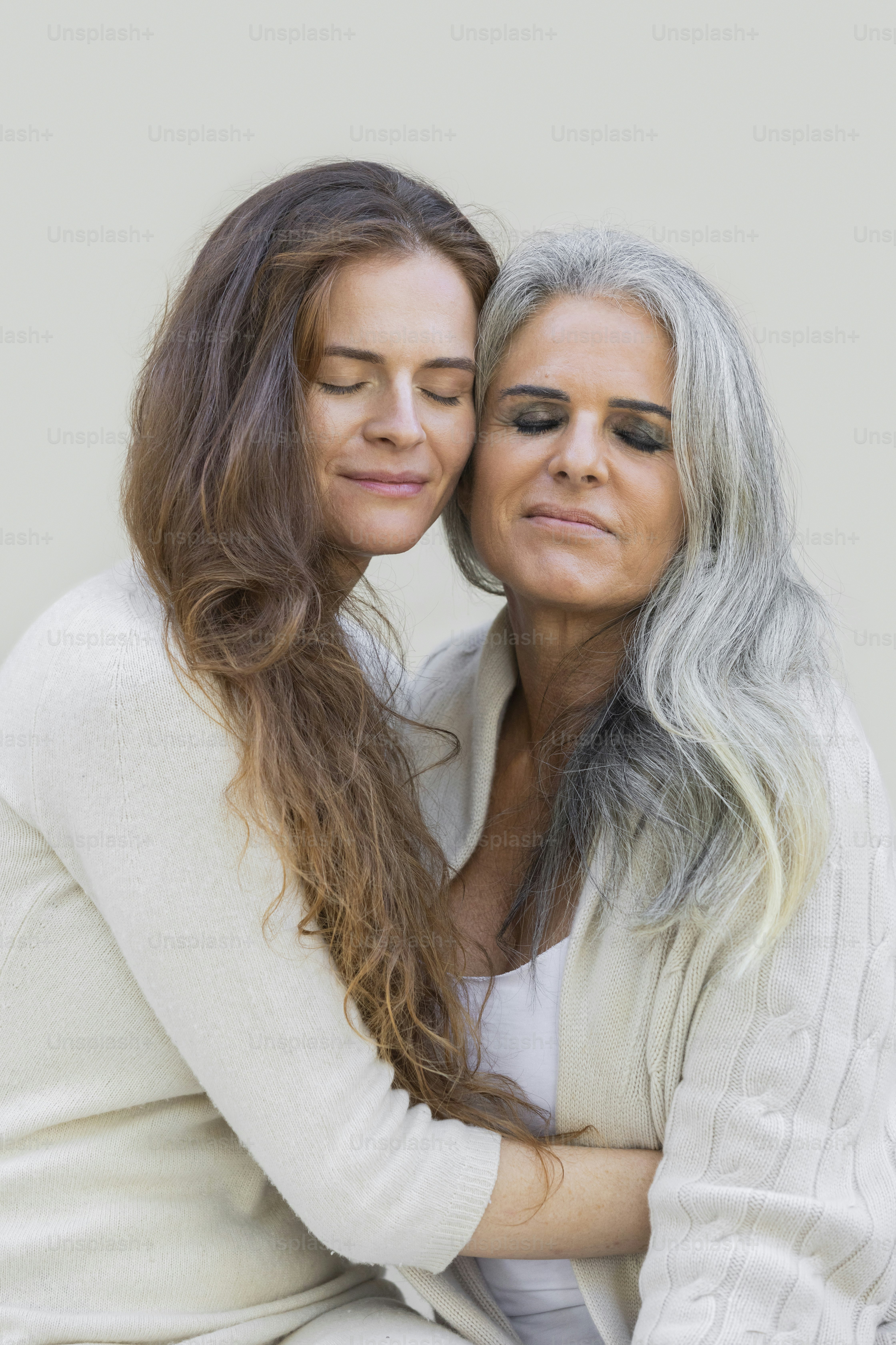 Una persona abrazando a otra mujer