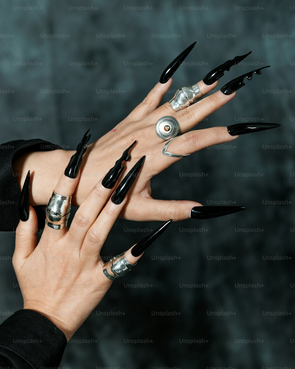 반지와 두 개의 반지가있는 손