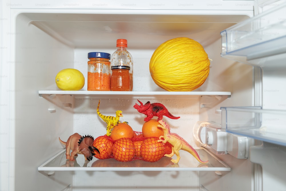 uma geladeira com vários alimentos
