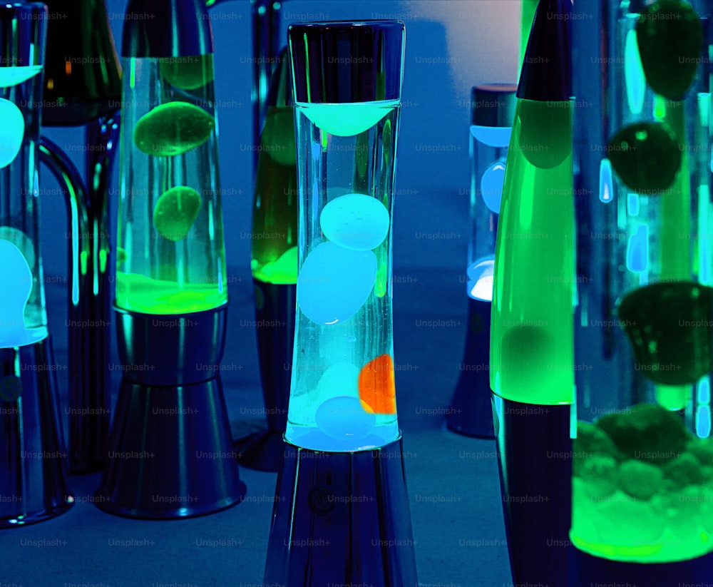 um grupo de frascos de vidro com líquido colorido neles