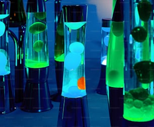 un groupe de flacons en verre contenant un liquide coloré
