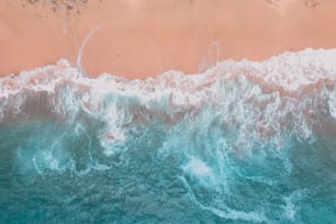 una vista aerea di una spiaggia con onde e sabbia