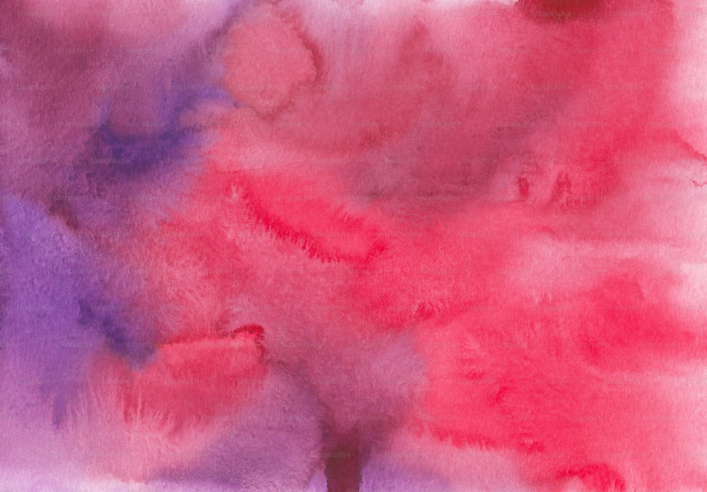 une peinture d’un arbre aux couleurs rouge et violette