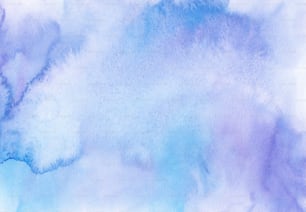 Una acuarela de nubes azules y púrpuras