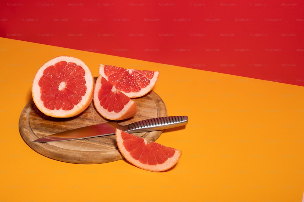 eine Grapefruit in zwei Hälften geschnitten auf einem Schneidebrett