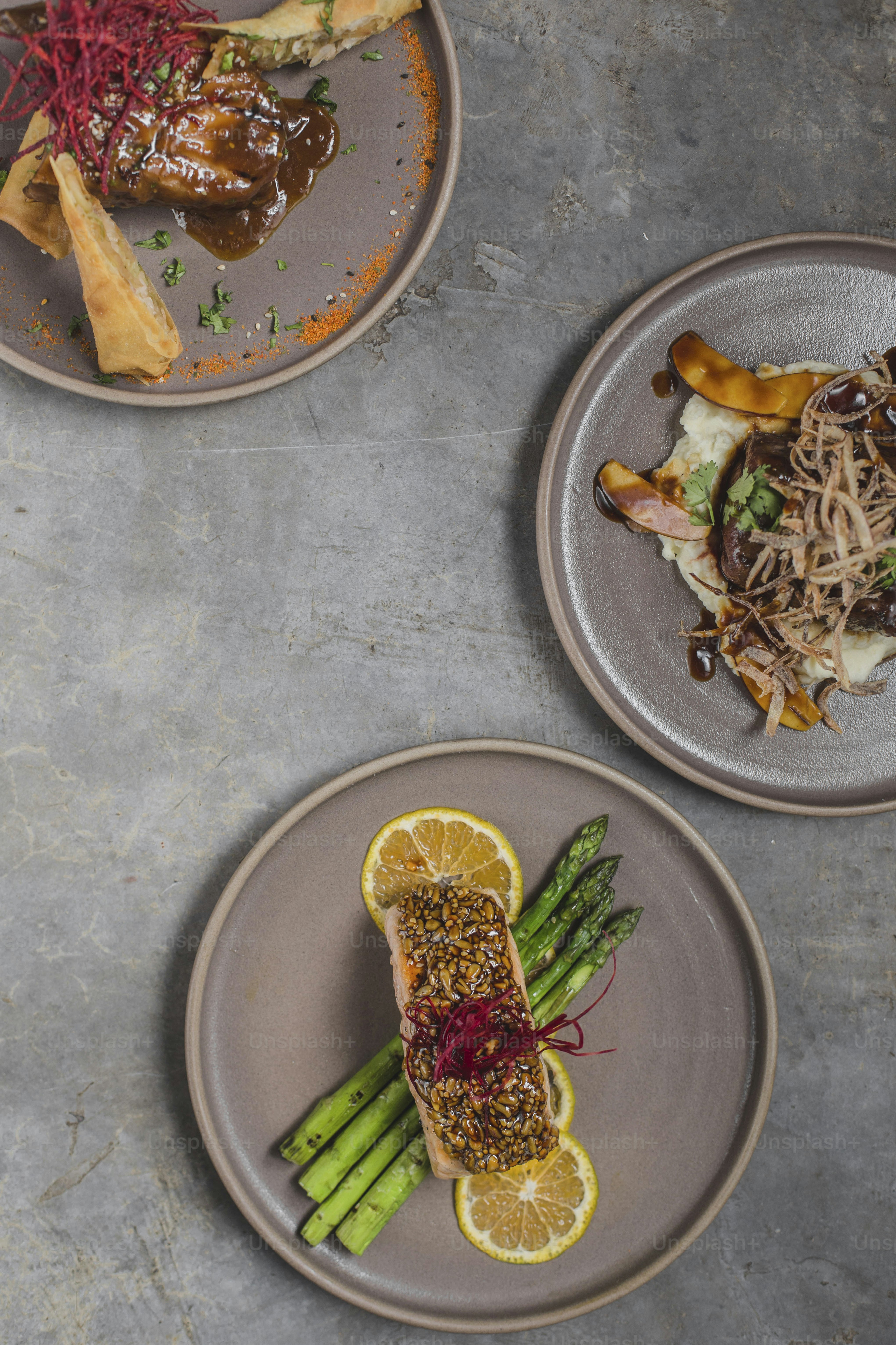 Chef preparando pratos