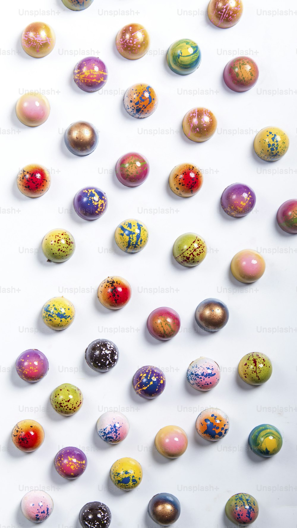 une surface blanche avec de nombreuses boules de couleurs différentes