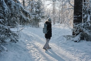 バックパックを持って雪の中を歩く人