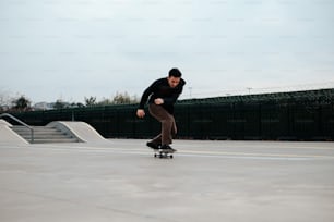 Un uomo che cavalca uno skateboard lungo il lato di una rampa