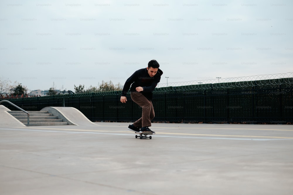 Ein Mann fährt mit einem Skateboard die Seite einer Rampe hinunter