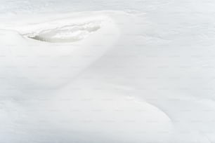 Ein Mann fährt mit dem Snowboard einen schneebedeckten Hang hinunter