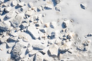 un tas de rochers qui se trouvent dans la neige