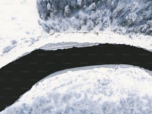 una veduta aerea di un lago innevato