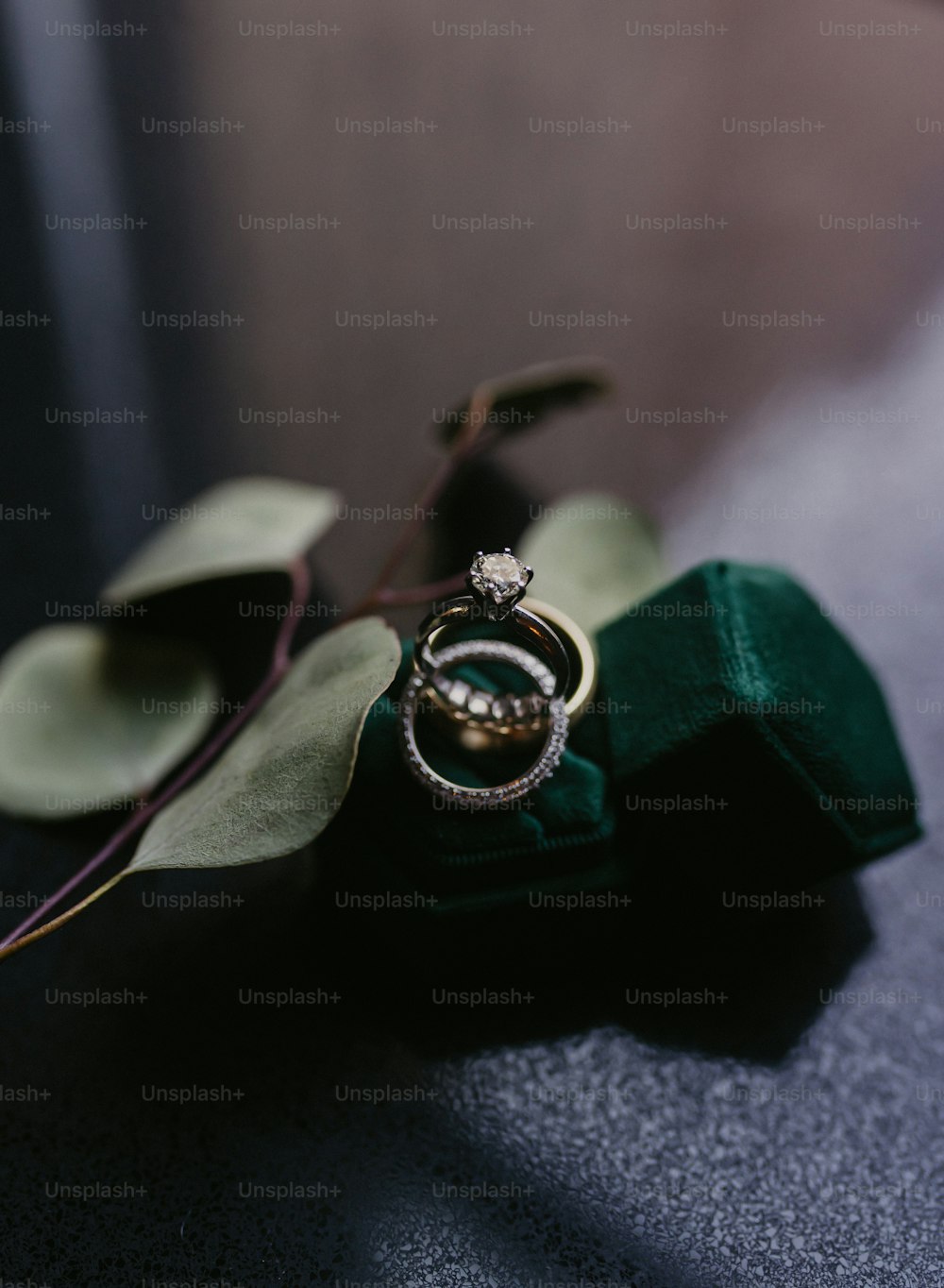 um par de anéis de casamento sentados em cima de um guardanapo verde