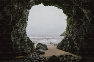Una vista dell'oceano dall'interno di una grotta
