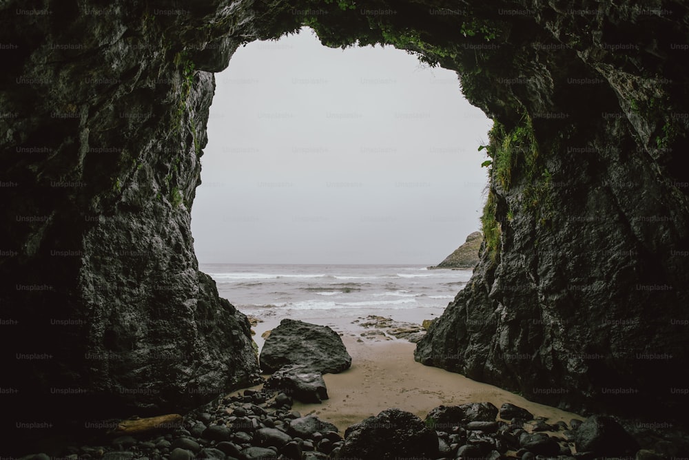 uma vista do oceano de dentro de uma caverna
