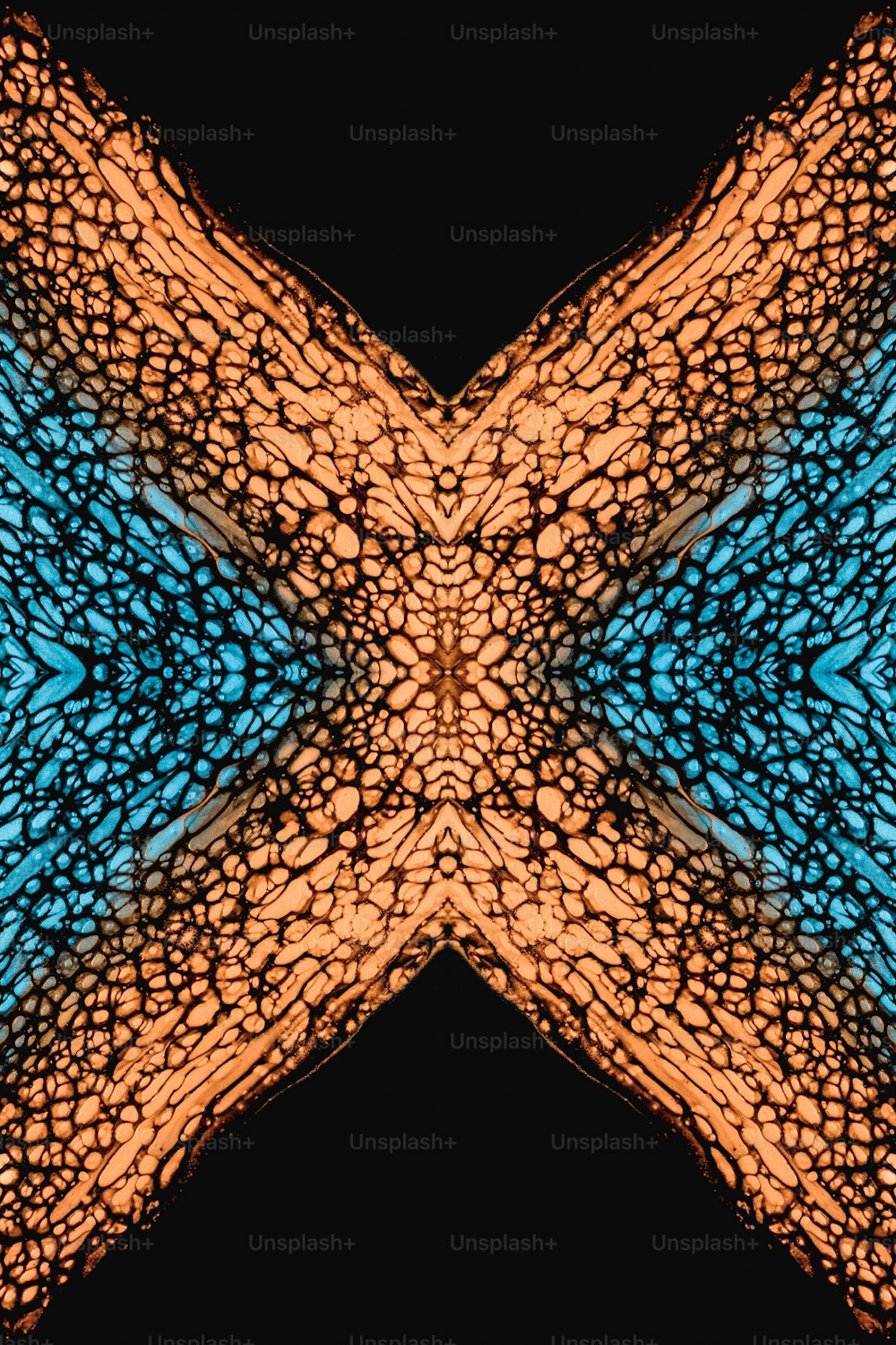 um padrão cruzado azul e laranja em um fundo preto