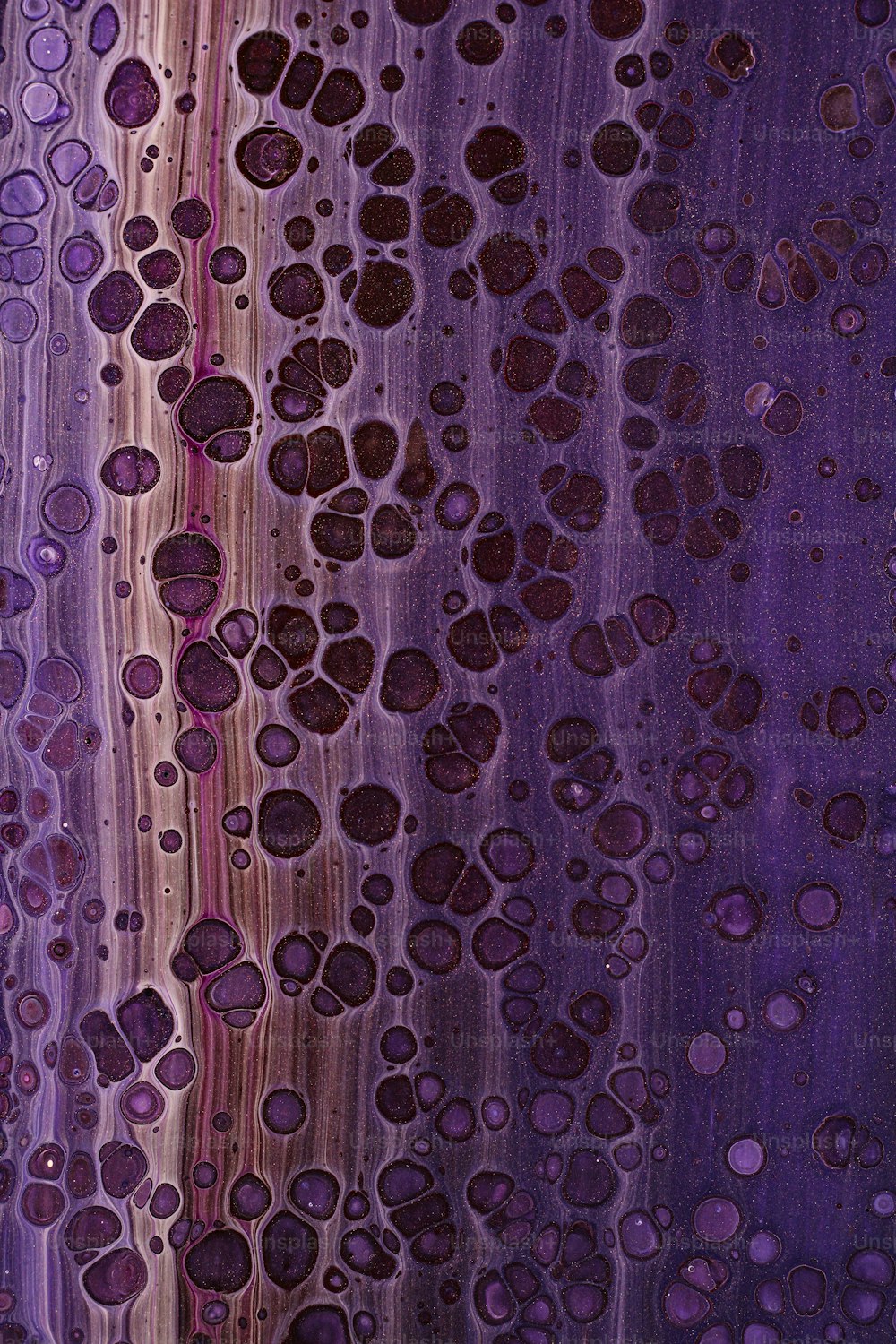 Eine Nahaufnahme von Wassertropfen auf einer violetten Oberfläche