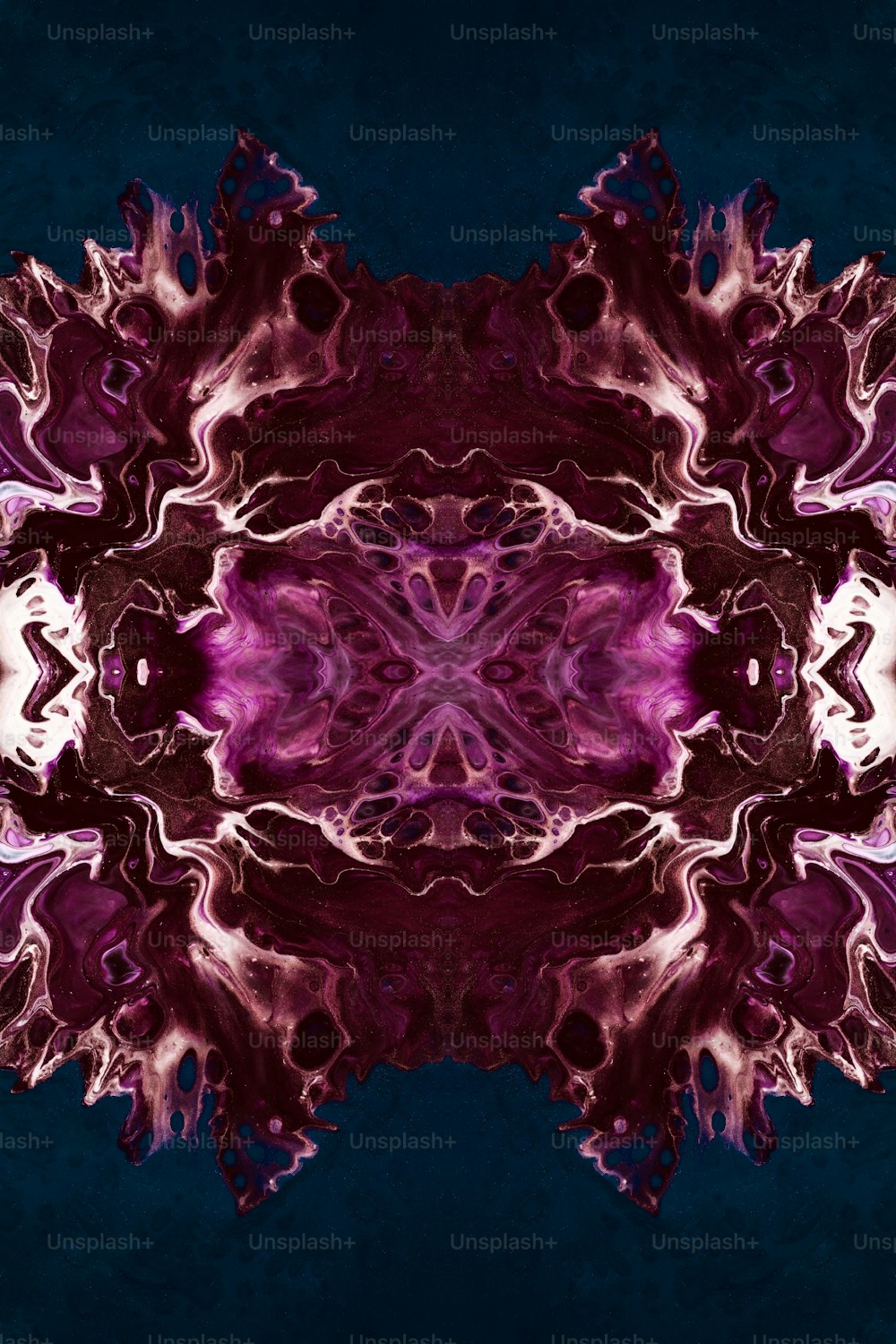 Une image abstraite d’une fleur violette