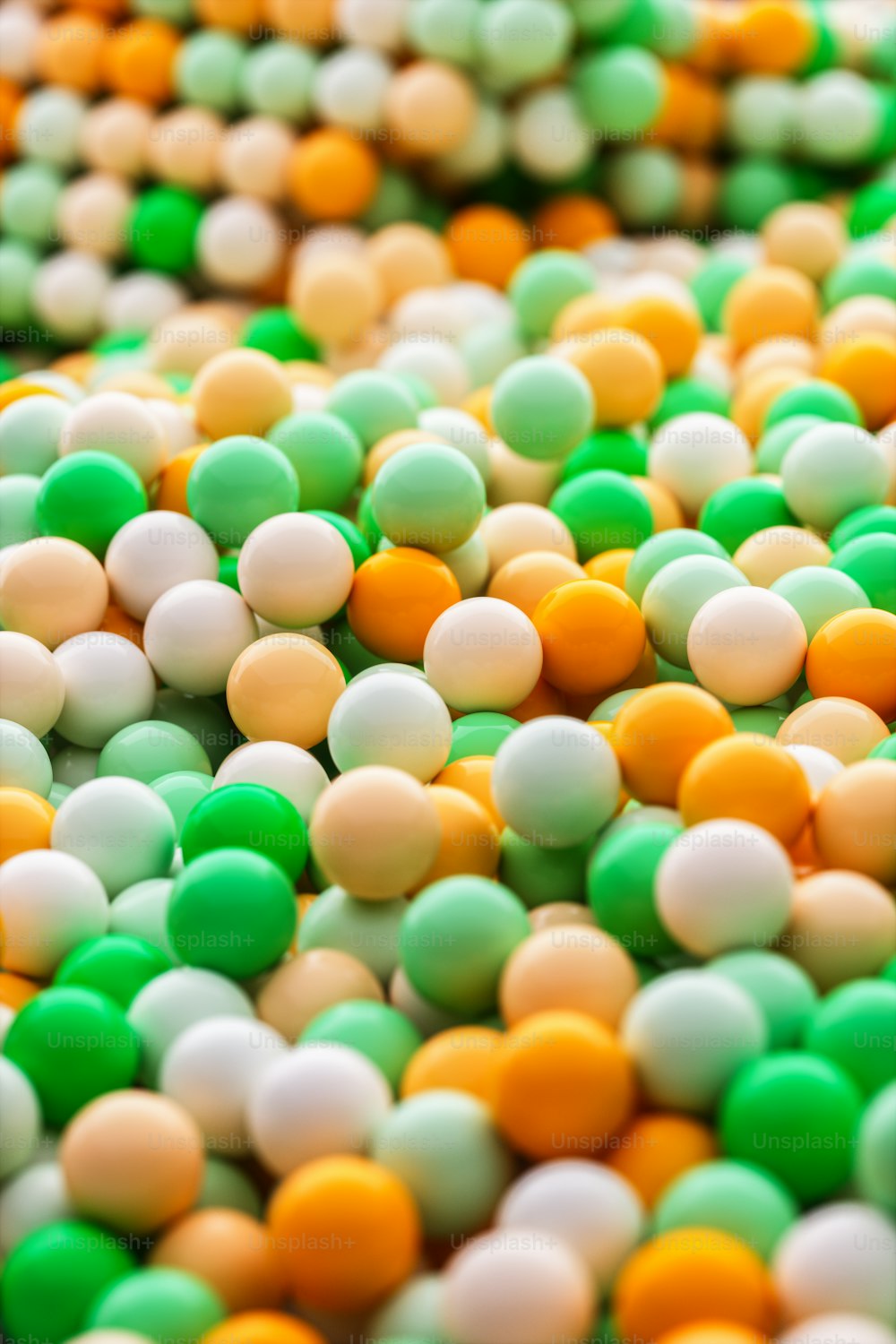 Un primer plano de un montón de bolas verdes y blancas